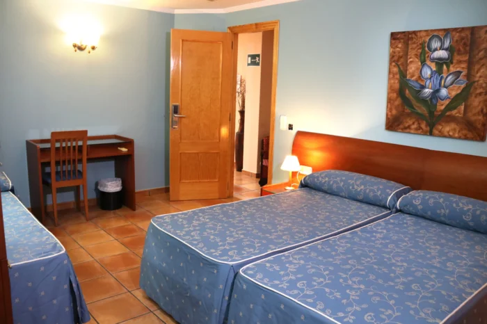 Habitación interior para parejas en Hostal Plaça